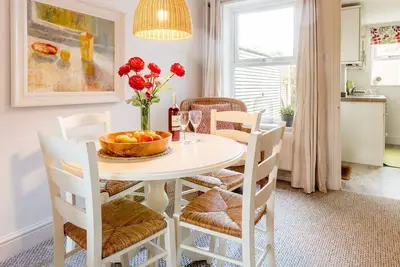 Image de Walnut Cottage- Cottage victorien élégant et confortable près de la plage d'Aldeburgh
