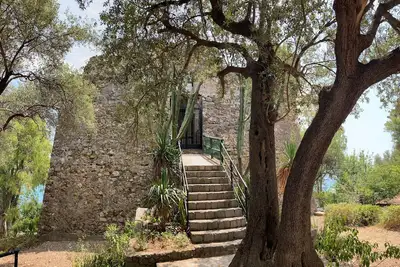 Image de Ancient restored tower, park 5000 meters beautiful view of the Gulf of Policastro