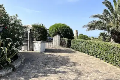 Image de Jolie villa calme surplombant la mer - Vue exceptionnelle