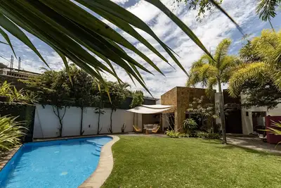 Image de Près de la maison de plage avec grand jardin et piscine