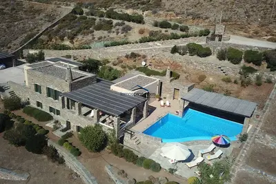 Image de Villa majestueuse avec piscine, court de tennis et mini terrain de football