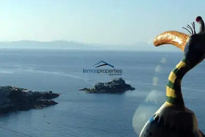 Image de La Seagull House avec une vue imprenable sur la mer et des marches menant à la mer