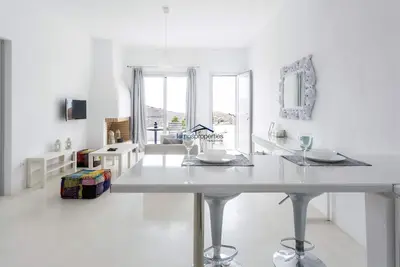 Image de Maison d'hôtes ensoleillée et moderne \"Illios\", idéale pour deux couples ou une petite famille.