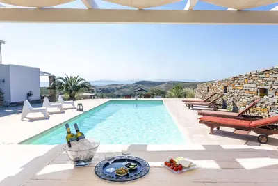 Image de Elégante Villa Petra, Thea et une maison d'hôtes avec piscine et vue sur la mer