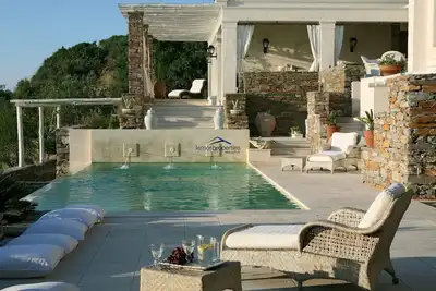 Image de Luxueuse villa de 700 m² avec piscine et vue mer imprenable.
