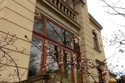 Image de Appartement spacieux dans une villa historique avec deux chambres à coucher.