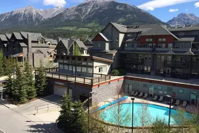 Image de Lodges at Canmore - Bain tourbillon et piscine chauffée, buanderie privée, cuisine et barbecue