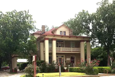 Image de Hébergement de luxe, antiquités, Noël et cadeaux où l'histoire du Texas a commencé