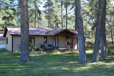 Image de Cabine confortable dans les pins! Belle propriété avec beaucoup d'espace!