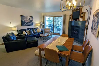 Image de Condo rénové avec WiFi gratuit, parking, piscine chauffée, bains à remous, navette pour les skieurs