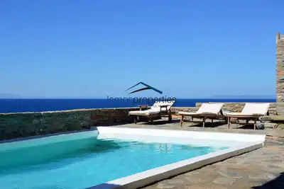 Image de Luxueuse villa en pierre proche de la mer avec piscine.