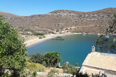 Image de Villa en bord de mer en pierre avec accès direct à la plage de sable de Spathi,