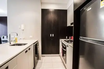 Image de Appartement confortable, à côté d'une aire de jeux et d'un espace barbecue et à 3 arrêts de train du Cbd!