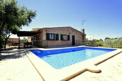 3 chambres, 1 salle de bain, 1 Wc, piscine, beau jardin avec pelouse, vue panoramique sur Manacor
