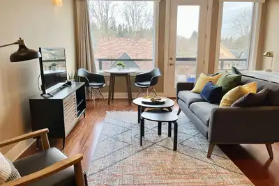 Image de The Robin's Nest - Modern Se Portland Belmont Condo w / Garage Parking - mensuel