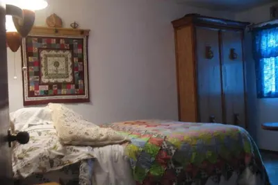 Image de Suite de 2 chambres avec une véranda et une entrée privée environnement boisé sur la ville.
