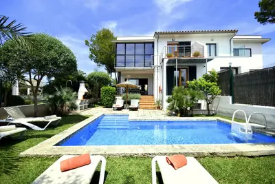 Image de Villa familiale avec piscine - emplacement idéal - calme, proche de la plage et du centre