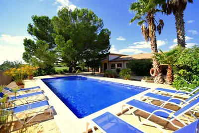 Image de Moderne maison de campagne classique entourée d'arbres fruitiers avec piscine, plage, air
