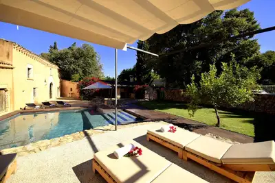 Image de Finca restaurée avec des éléments modernes, climatisation et piscine, plage à 10 km