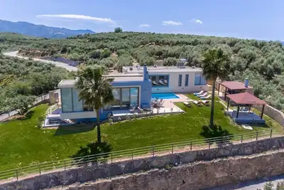 Image de Villa intérieure moderne de 3 chambres à coucher de 215 m² avec piscine privée (chauffée)