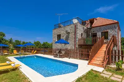 Image de Crétois Residence, une villa traditionnelle avec 4 chambres à coucher, près du village de Platanias