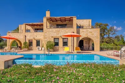 Image de Traditional Stone Villa avec 3 chambres et piscine commune