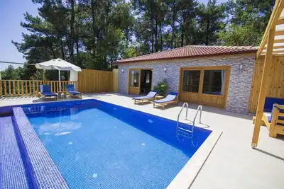 Image de Villa 2 chambres totalement privée avec piscine dans le paisible village d'Islamlar