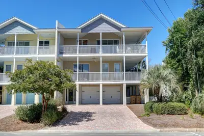 Image de Vues sur l'océan avec deux immenses doubles porches couverts pour profiter de la brise!