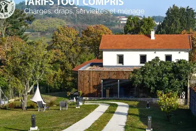 Image de Gîte moderne avec jardin, étang, terrasses et confort tout inclus à Montbrison
