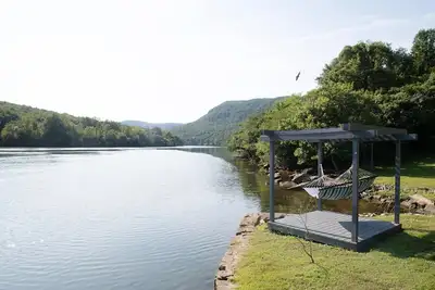 Image de Maison au bord de la rivière assis au coeur de la gorge du Tennessee River 4 bdrm / 4 bath