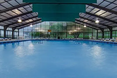 Image de Villa spacieuse | Piscines, bain à remous, salle de jeux et parc aquatique pirate