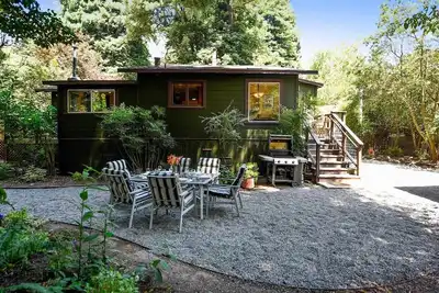 Image de Escapade dans la forêt, entourée de nature paisible et d'un ruisseau toute l'année
