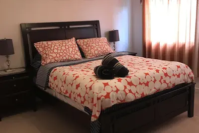 Image de Chambre à coucher principale dans une maison de 3 chambres: prix promo