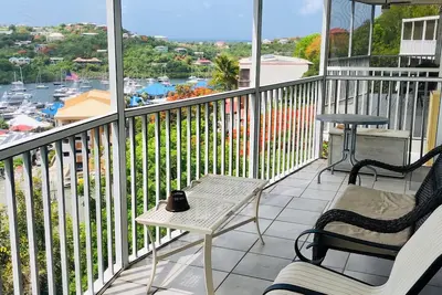 Image de The Redhook 1 Bedroom Doté d'un balcon privé avec moustiquaire!