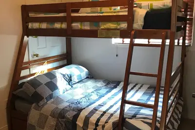 Image de Chambre avec lits superposés dans une maison de 3 chambres: prix promo