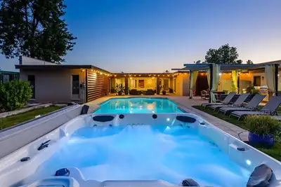 Image de Maison personnalisée avec des maîtres divisés sur un terrain privé de 1 acre. Proche des attractions de la région.