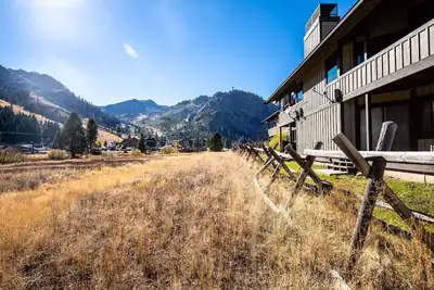 Squaw Summer Condo w / Views | Marcher jusqu'au village