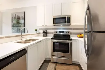 Image de Maison de ville de luxe 2Br / 2Ba - Piscine, Ht, Local à vélos sécurisé