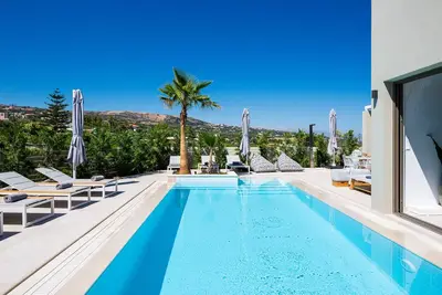 Image de Villa Vasilios! Piscine privée, proche de la plage et des installations!