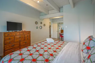 Image de # 8 ocho vino · 2bd 1. 5ba, King / Queen, 2 Tv's - Promenade dans la vieille ville