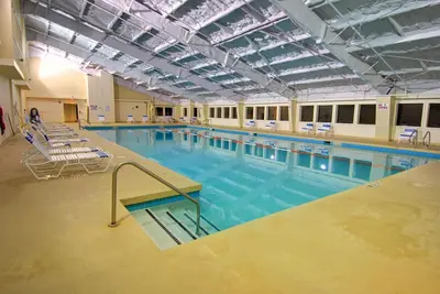 Image de Villa avec piscine + accès au centre de fitness! | Emplacement génial près des sentiers