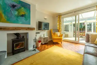 Image de Une maison de chalet détachée spacieuse située dans un cul-de-sac.