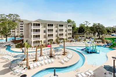 Image de Piscine extérieure + rivière paresseuse + toboggans géants | Villa de vacances à Myrtle Beach