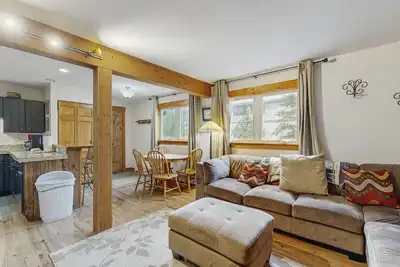 Image de Maison confortable w / foyer au bois, près de la ville - vue sur la montagne!