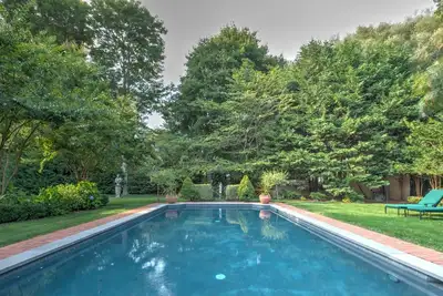 Image de Nouvelle Liste: À un demi-kilomètre de l’océan Atlantique et pr���s du centre du village, charme classique des Hamptons avec des accents et des commodités lumineuses et contemporaines!
