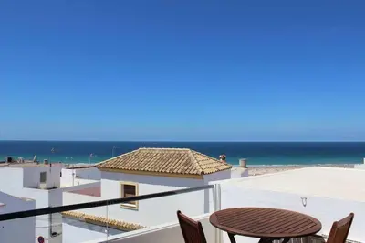 Maison de ville face à la mer avec terrasse pirvater dans le quartier de pêcheurs de Conil avec air conditionné priv. Parking et internet rapide - Casa Sarina -