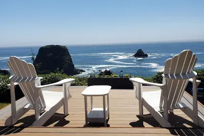 Image de Spacieux, cour incroyable, bain à remous et vue sur l'océan! !