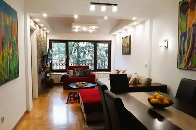 Image de Luxueux appartement de 2 chambres avec un grand salon décloisonné près du centre