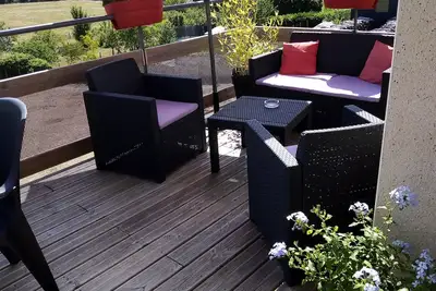 Image de gite en hauteur avec balcon. 1 chambre