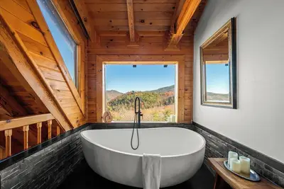 Image de Vue Sur La Montagne! Cabane en rondins isolée Jacuzzi WiFi